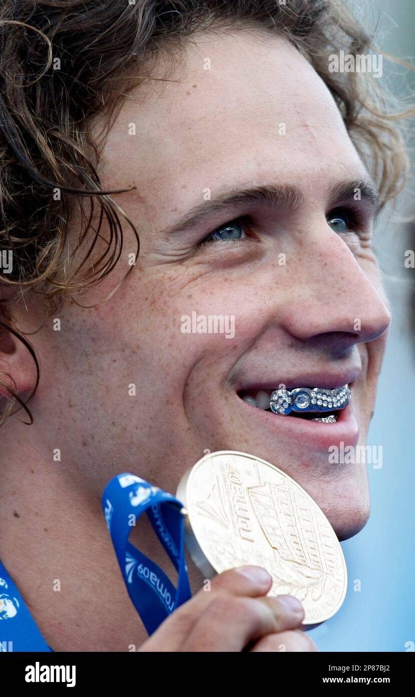 Ryan Lochte of the United States shows the gold medal of the Men's 400m Individual Medley, at the FINA Swimming World Championships in Rome, Sunday, Aug. 2, 2009. (AP Photo/Andrew Medichini) Banque D'Images