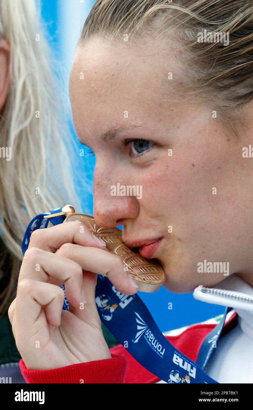Hungary's Katinka Hosszu kisses the gold medal she won in the final of the Women's 400m Individual Medley, at the FINA Swimming World Championships in Rome, Sunday, Aug. 2, 2009. (AP Photo/Michael Sohn) Banque D'Images