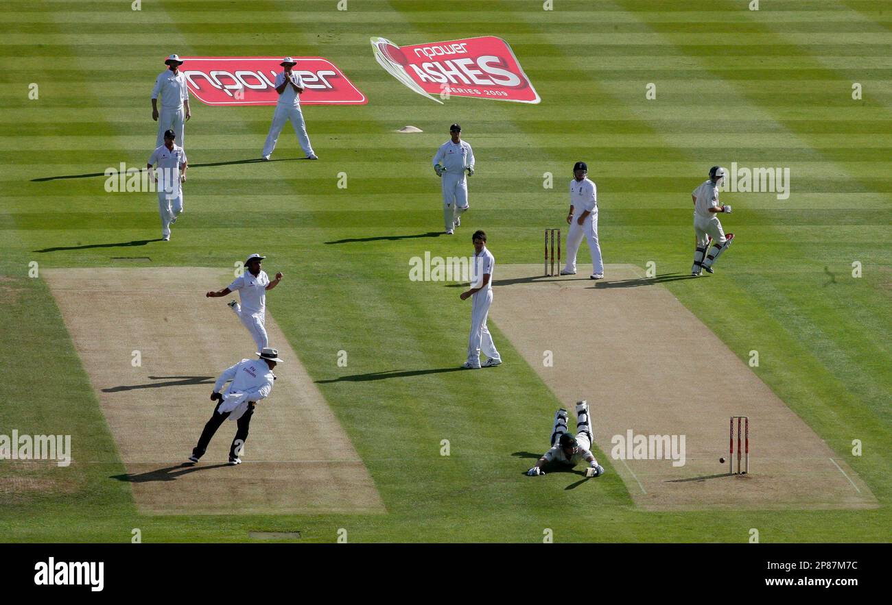 Australia's Shane Watson, bottom right, dives to make up his ground off the bowling of England's James Anderson, centre right, on the first day of the third cricket test match between England and Australia in Birmingham, England, Thursday July 30, 2009. (AP Photo/Jon Super) Banque D'Images