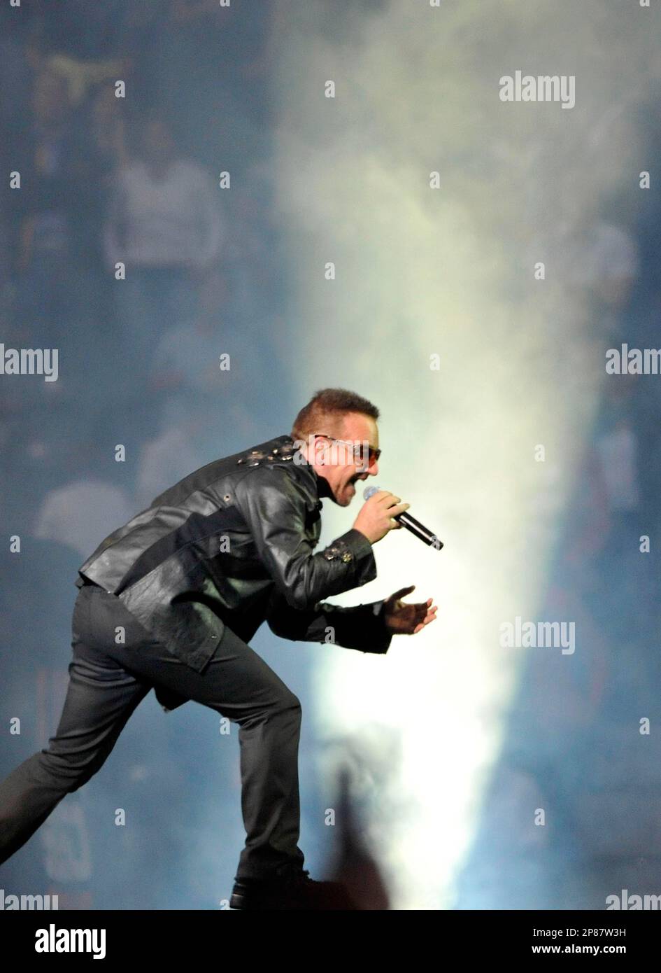 ARCHIV Bono von der Rockgruppe U2 waehrend eines Auftritts am 18