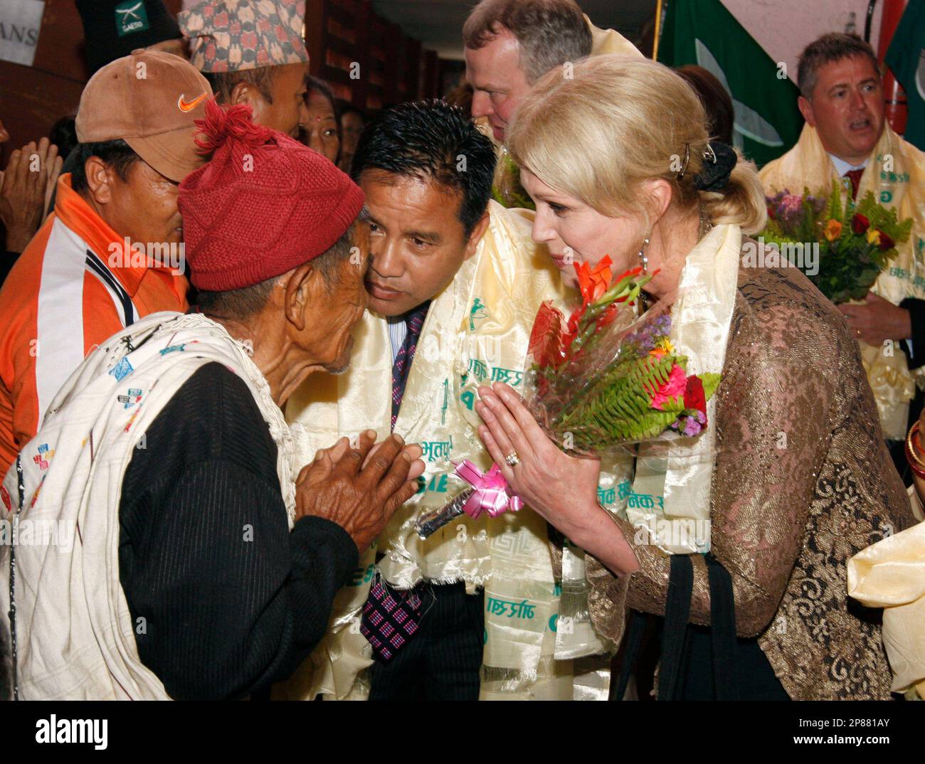 British actress Joanna Lumley, right, greets WWII veteran Harkha Bhadur Pun, 84, left, at a civic reception accorded to her in Katmandu, Nepal, Monday, July, 27, 2009. Lumley arrived Sunday on her first visit to the Himalayan nation which is home to the Gurkha soldiers who have for centuries fought for the British army. (AP Photo/Binod Joshi) Banque D'Images