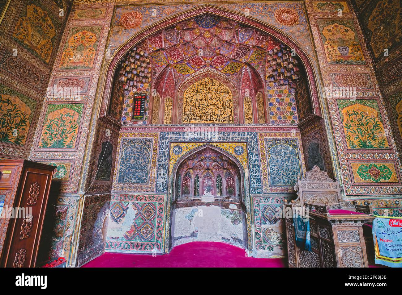 La façade de l'entrée de Wazir Khan Chowk est ornée de carreaux et de calligraphie complexes qui comprennent des versets du Coran, les paroles de Banque D'Images