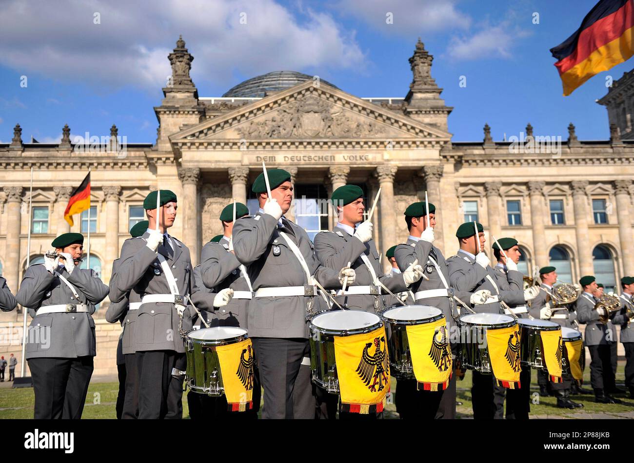 Soldaten der Bundeswehr stehen am Montag, 20. Juli 2009, in Berlin vor ...
