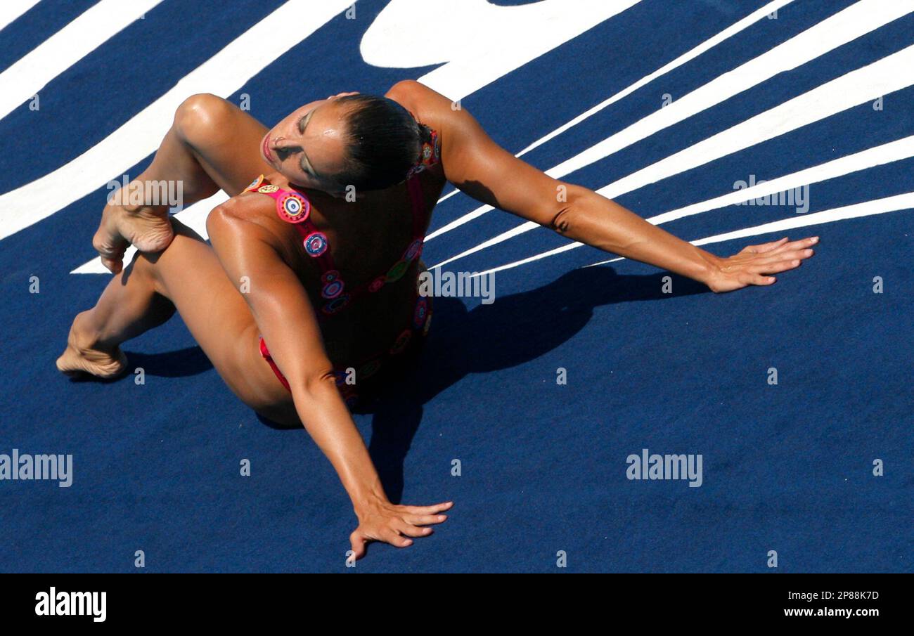 Gemma Mengual of Spain performs on her way to clinch the silver medal of the solo technical synchronized swimming event, at the FINA Swimming World Championships in Rome, Monday, July 20, 2009. (AP Photo/Alessandra Tarantino) Banque D'Images