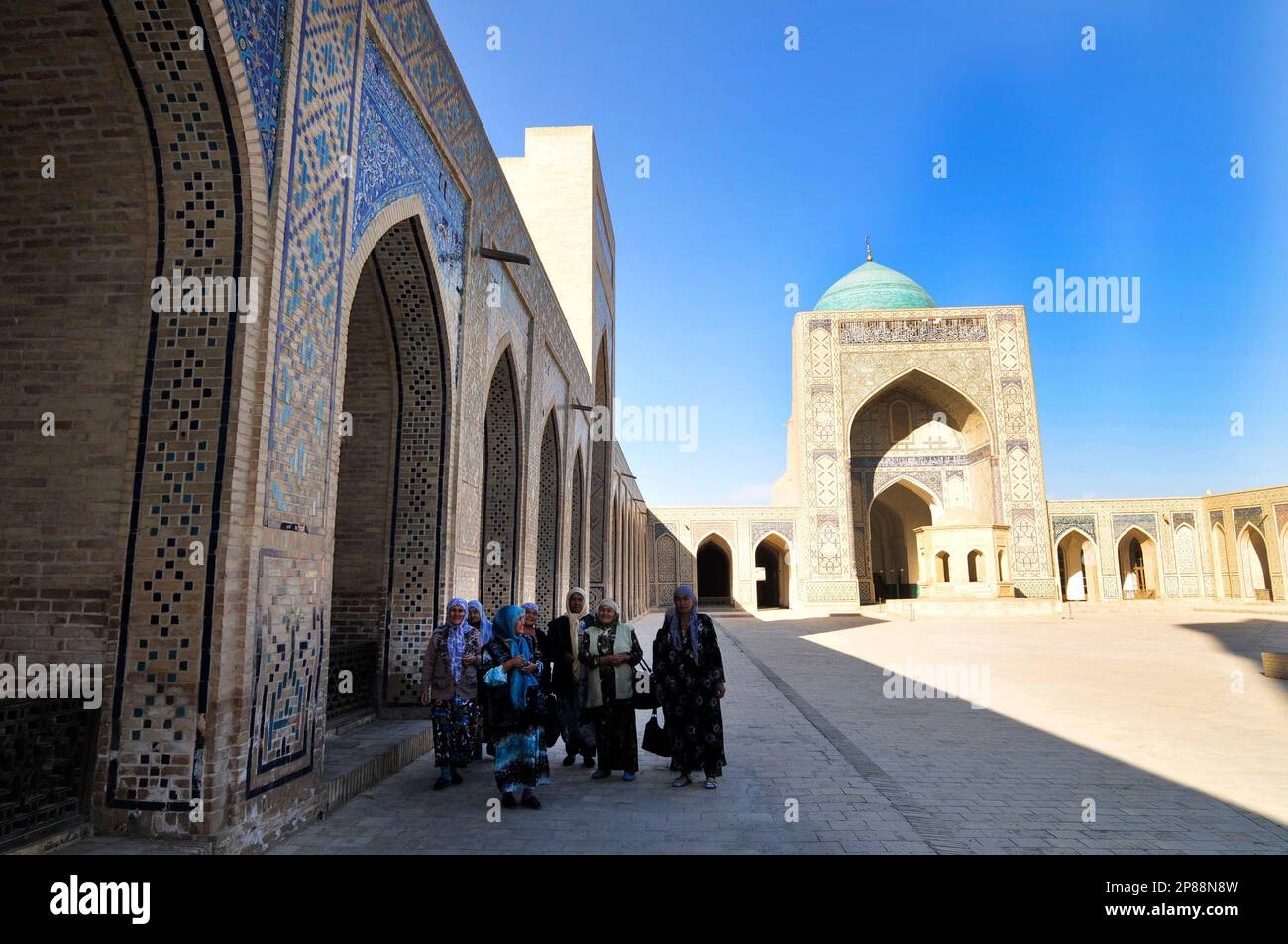 Femmes ouzbèkes visitant la mosquée de Kalan dans la vieille ville de Boukhara, Ouzbékistan. Banque D'Images