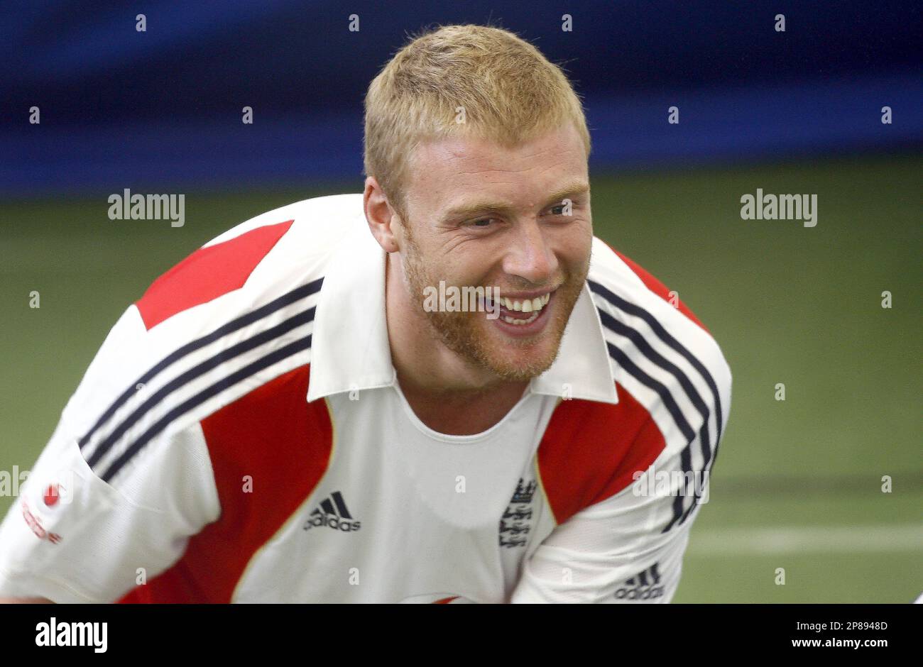 England's Andrew Flintoff smiles during cricket net practice at Lord's cricket ground, London, Wednesday July 15, 2009. Andrew Flintoff has today announced his retirement from Test cricket following the conclusion of his involvement in the current Ashes Test series against Australia. (AP Photo/Tom Hevezi) Banque D'Images