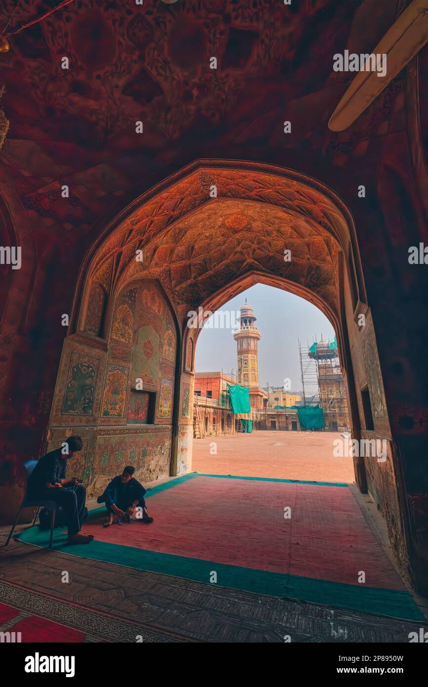 La façade de l'entrée de Wazir Khan Chowk est ornée de carreaux et de calligraphie complexes qui comprennent des versets du Coran, les paroles de Banque D'Images