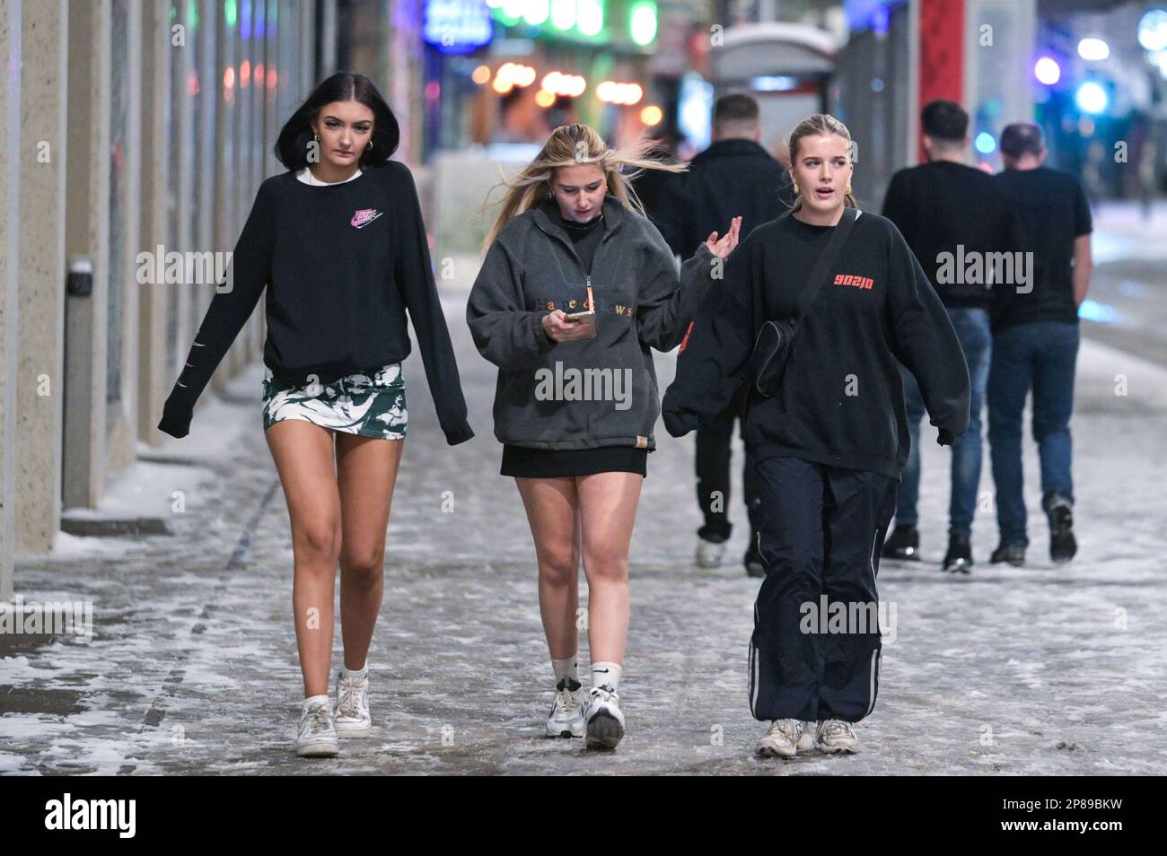 Birmingham, le 9th mars 2023 - les fêtards ont réduit le risque d'hyperthermie en partitant mercredi soir dans la rue Broad Street de Birmingham jusqu'aux premières heures de jeudi. Plusieurs boîtes de nuit ont ouvert pour permettre aux durs punters dedans, avec un club lancer une partie Holi. Alors que les fêtards se rendirent le long de la bande de la discothèque, beaucoup ont participé à un combat improvisé de boules de neige, avec un homme qui lança une boule de neige de taille méga contre une femme qui en rit après. Beaucoup de ceux qui ont ignoré le bon sens et portaient des jupes courtes et des tenues estivales. Crédit : Katie Stewart/Alamy Live News Banque D'Images