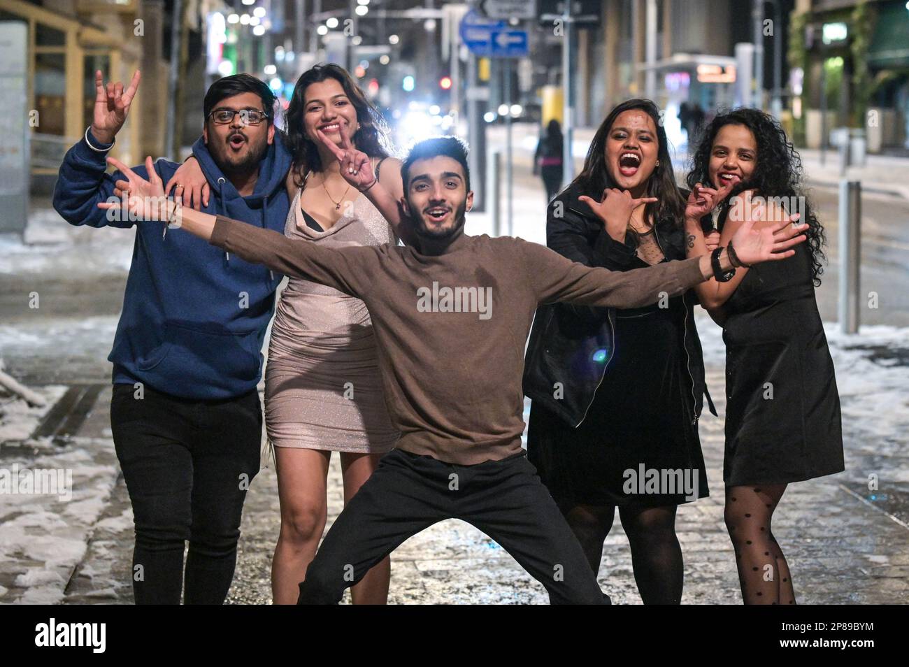 Birmingham, le 9th mars 2023 - les fêtards ont réduit le risque d'hyperthermie en partitant mercredi soir dans la rue Broad Street de Birmingham jusqu'aux premières heures de jeudi. Plusieurs boîtes de nuit ont ouvert pour permettre aux durs punters dedans, avec un club lancer une partie Holi. Alors que les fêtards se rendirent le long de la bande de la discothèque, beaucoup ont participé à un combat improvisé de boules de neige, avec un homme qui lança une boule de neige de taille méga contre une femme qui en rit après. Beaucoup de ceux qui ont ignoré le bon sens et portaient des jupes courtes et des tenues estivales. Crédit : Katie Stewart/Alamy Live News Banque D'Images