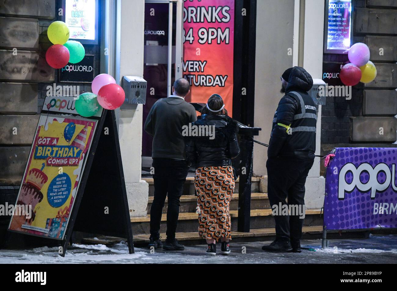 Birmingham, le 9th mars 2023 - les fêtards ont réduit le risque d'hyperthermie en partitant mercredi soir dans la rue Broad Street de Birmingham jusqu'aux premières heures de jeudi. Plusieurs boîtes de nuit ont ouvert pour permettre aux durs punters dedans, avec un club lancer une partie Holi. Alors que les fêtards se rendirent le long de la bande de la discothèque, beaucoup ont participé à un combat improvisé de boules de neige, avec un homme qui lança une boule de neige de taille méga contre une femme qui en rit après. Beaucoup de ceux qui ont ignoré le bon sens et portaient des jupes courtes et des tenues estivales. Crédit : Katie Stewart/Alamy Live News Banque D'Images