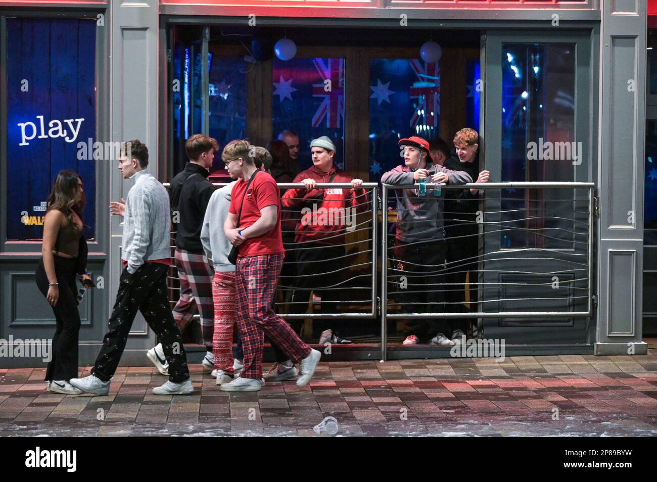 Birmingham, le 9th mars 2023 - les fêtards ont réduit le risque d'hyperthermie en partitant mercredi soir dans la rue Broad Street de Birmingham jusqu'aux premières heures de jeudi. Plusieurs boîtes de nuit ont ouvert pour permettre aux durs punters dedans, avec un club lancer une partie Holi. Alors que les fêtards se rendirent le long de la bande de la discothèque, beaucoup ont participé à un combat improvisé de boules de neige, avec un homme qui lança une boule de neige de taille méga contre une femme qui en rit après. Beaucoup de ceux qui ont ignoré le bon sens et portaient des jupes courtes et des tenues estivales. Crédit : Katie Stewart/Alamy Live News Banque D'Images