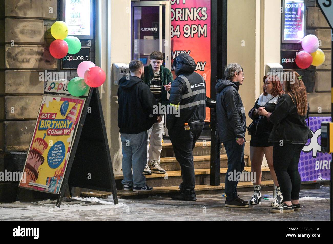 Birmingham, le 9th mars 2023 - les fêtards ont réduit le risque d'hyperthermie en partitant mercredi soir dans la rue Broad Street de Birmingham jusqu'aux premières heures de jeudi. Plusieurs boîtes de nuit ont ouvert pour permettre aux durs punters dedans, avec un club lancer une partie Holi. Alors que les fêtards se rendirent le long de la bande de la discothèque, beaucoup ont participé à un combat improvisé de boules de neige, avec un homme qui lança une boule de neige de taille méga contre une femme qui en rit après. Beaucoup de ceux qui ont ignoré le bon sens et portaient des jupes courtes et des tenues estivales. Crédit : Katie Stewart/Alamy Live News Banque D'Images