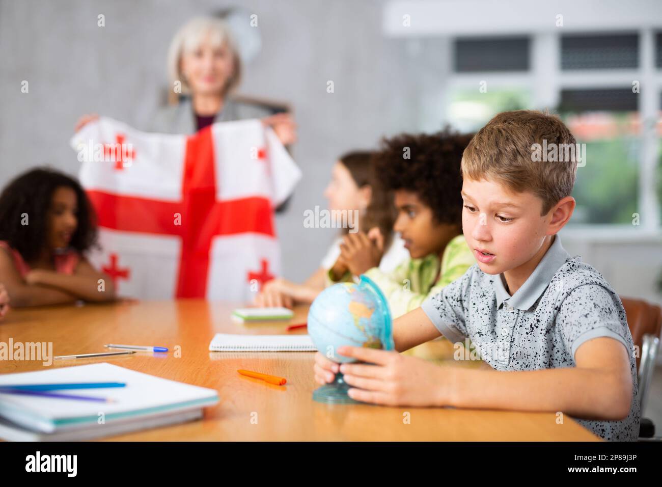 Les élèves écoutent une enseignante qui parle de la Géorgie Banque D'Images