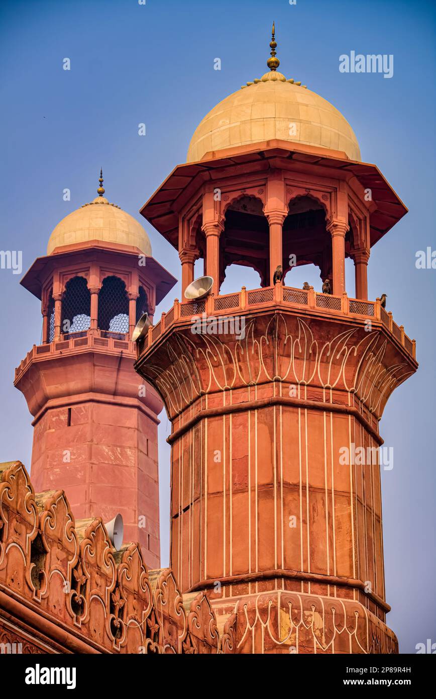 Dans les quatre coins de la mosquée de Badshahi Lahore, il y a trois ...