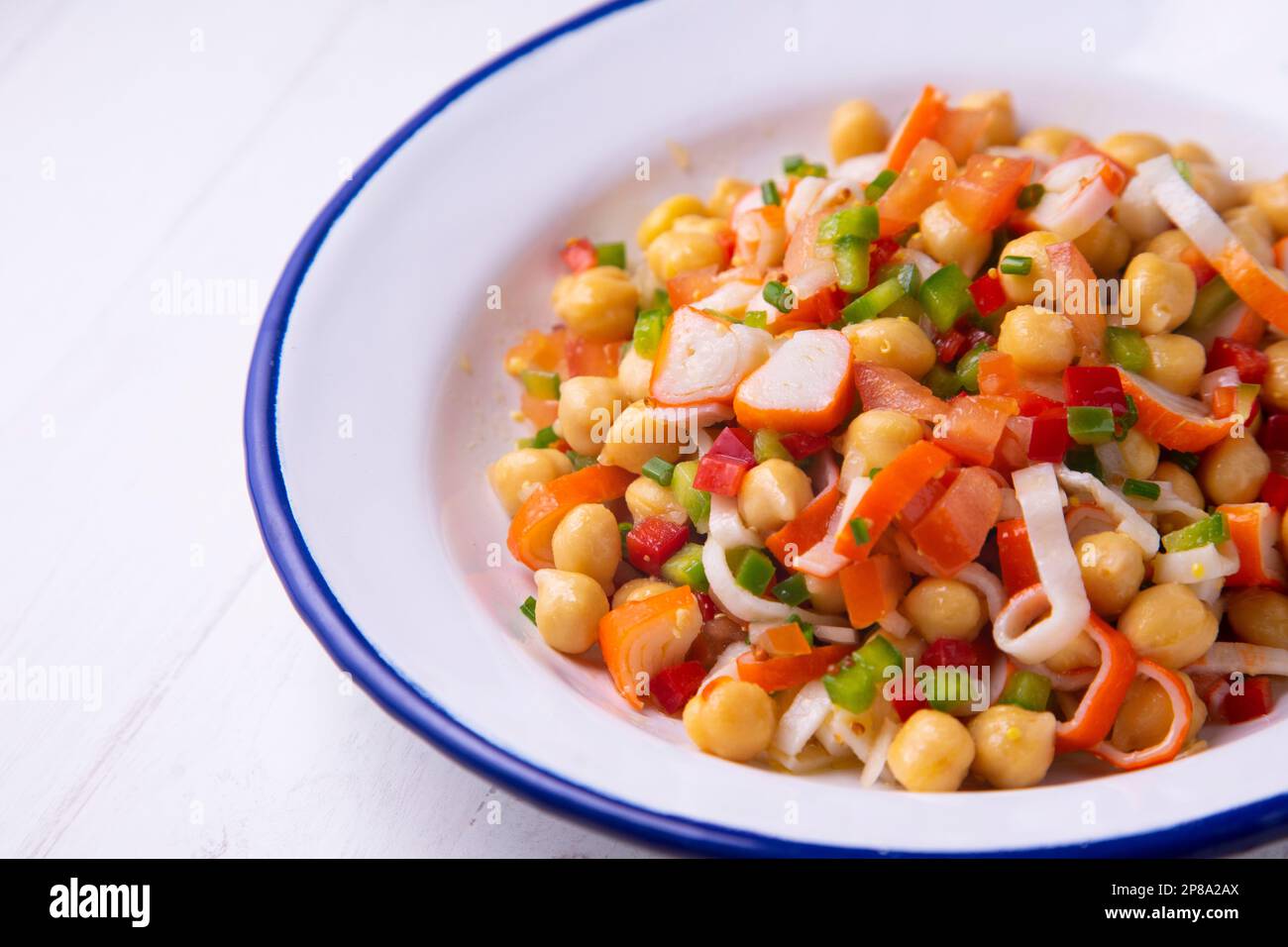 Salade de pois chiches délicieuse et saine avec surimi de crabe Photo Stock Alamy