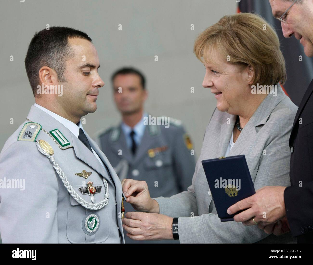 Bundeskanzlerin Angela Merkel Mitte Und Bundesverteidigungsminister Franz Josef Jung Rechts 