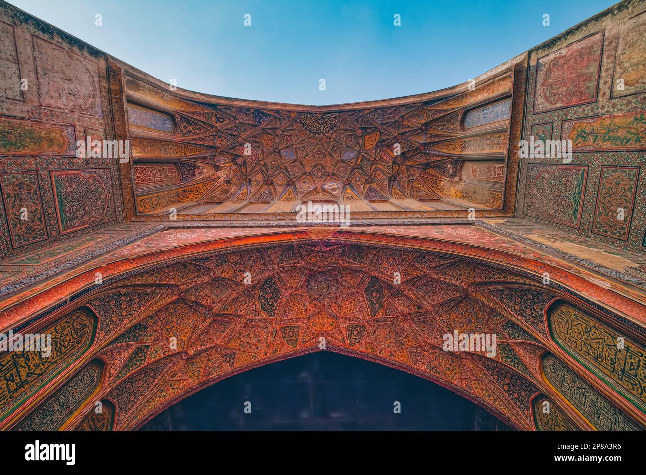 La niche de l’arche à l’entrée de la mosquée surplombant le Wazir Khan Chowk est richement décorée de statues de fleurs et possède l’une des terres de Lahore Banque D'Images