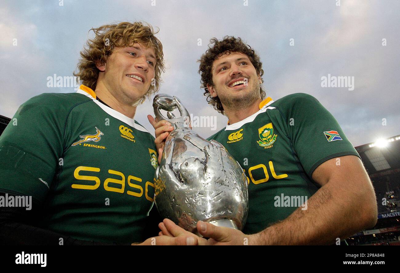 South Africa's Ryan Kankowski, right, and Frans Steyn hold the series trophy after the international rugby union match against the British Lions at Ellis Park Stadium, Johannesburg, South Africa, Saturday July 4, 2009. South Africa won the series 2-1. (AP Photo/Paul Thomas) Banque D'Images