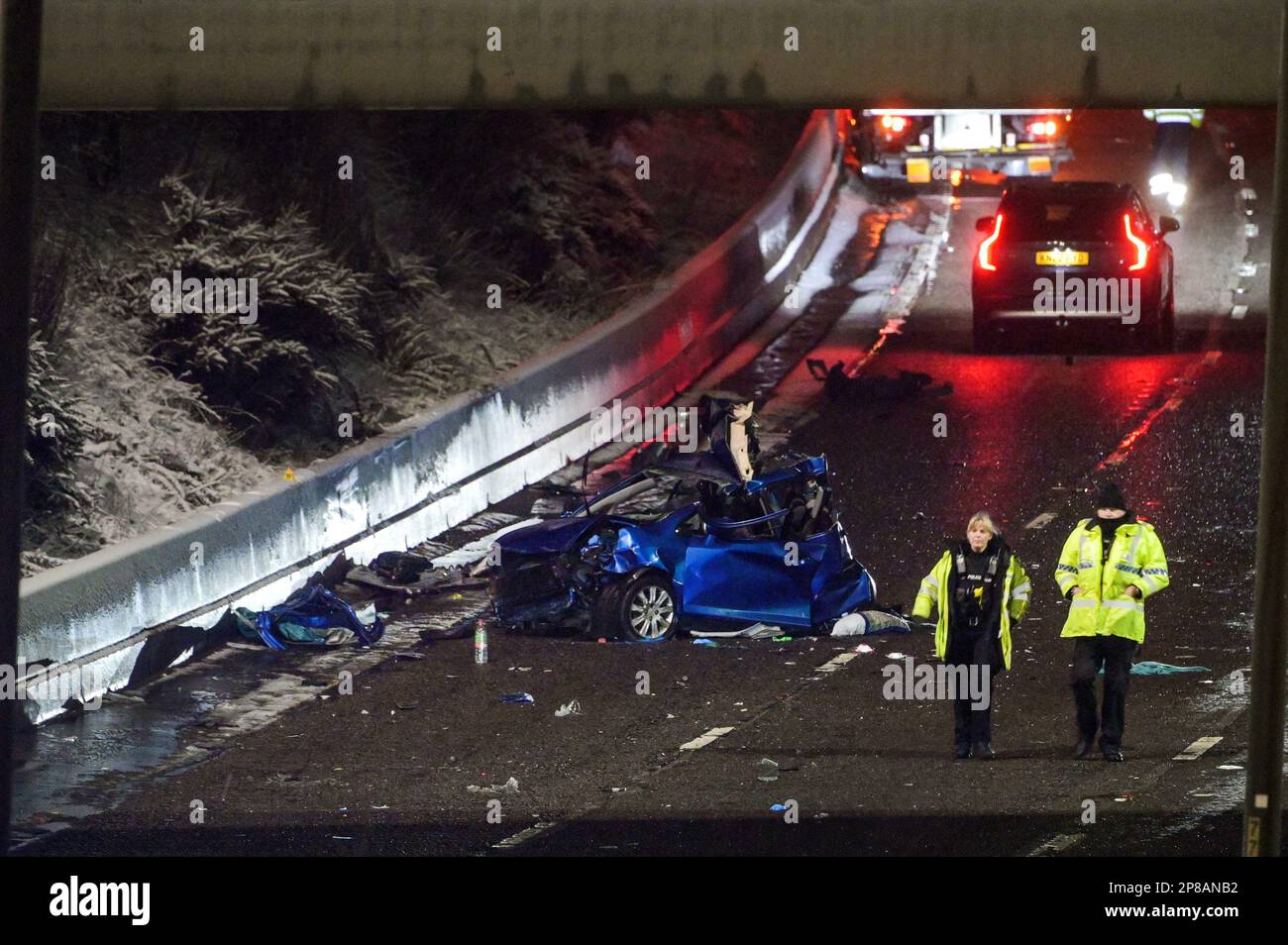 M5 Junction 4 Bromsgrove, 9 mars 2023 - Un homme a reçu des blessures qui ont changé sa vie après qu'un camion a brisé 2 véhicules sur la chaussée nord de l'autoroute M5 entre les jonctions 4 et 3, Bromsgrove et South West Birmingham juste après minuit. La victime de la voiture bleue a été emmenée à l'hôpital où Re reste aujourd'hui. Crédit : arrêtez Press Media/Alamy Live News Banque D'Images