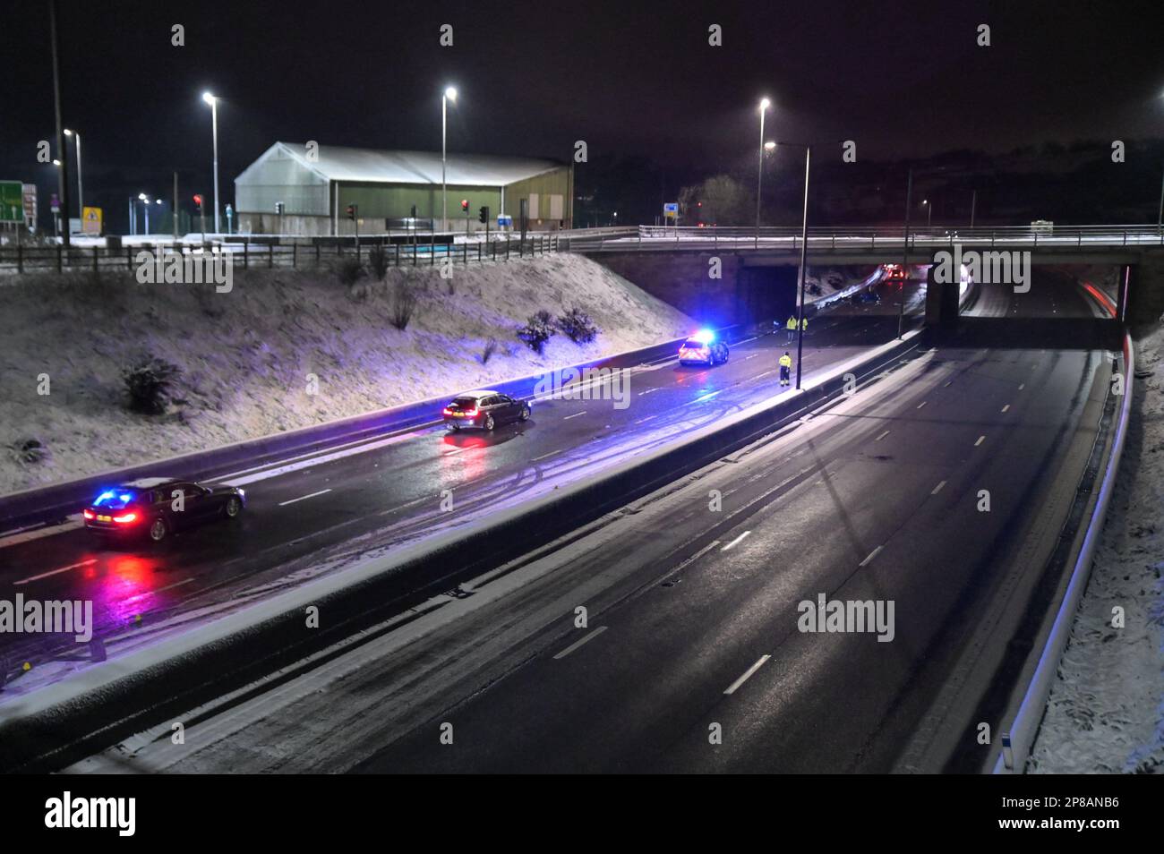 M5 Junction 4 Bromsgrove, 9 mars 2023 - Un homme a reçu des blessures qui ont changé sa vie après qu'un camion a brisé 2 véhicules sur la chaussée nord de l'autoroute M5 entre les jonctions 4 et 3, Bromsgrove et South West Birmingham juste après minuit. La victime de la voiture bleue a été emmenée à l'hôpital où Re reste aujourd'hui. Crédit : arrêtez Press Media/Alamy Live News Banque D'Images