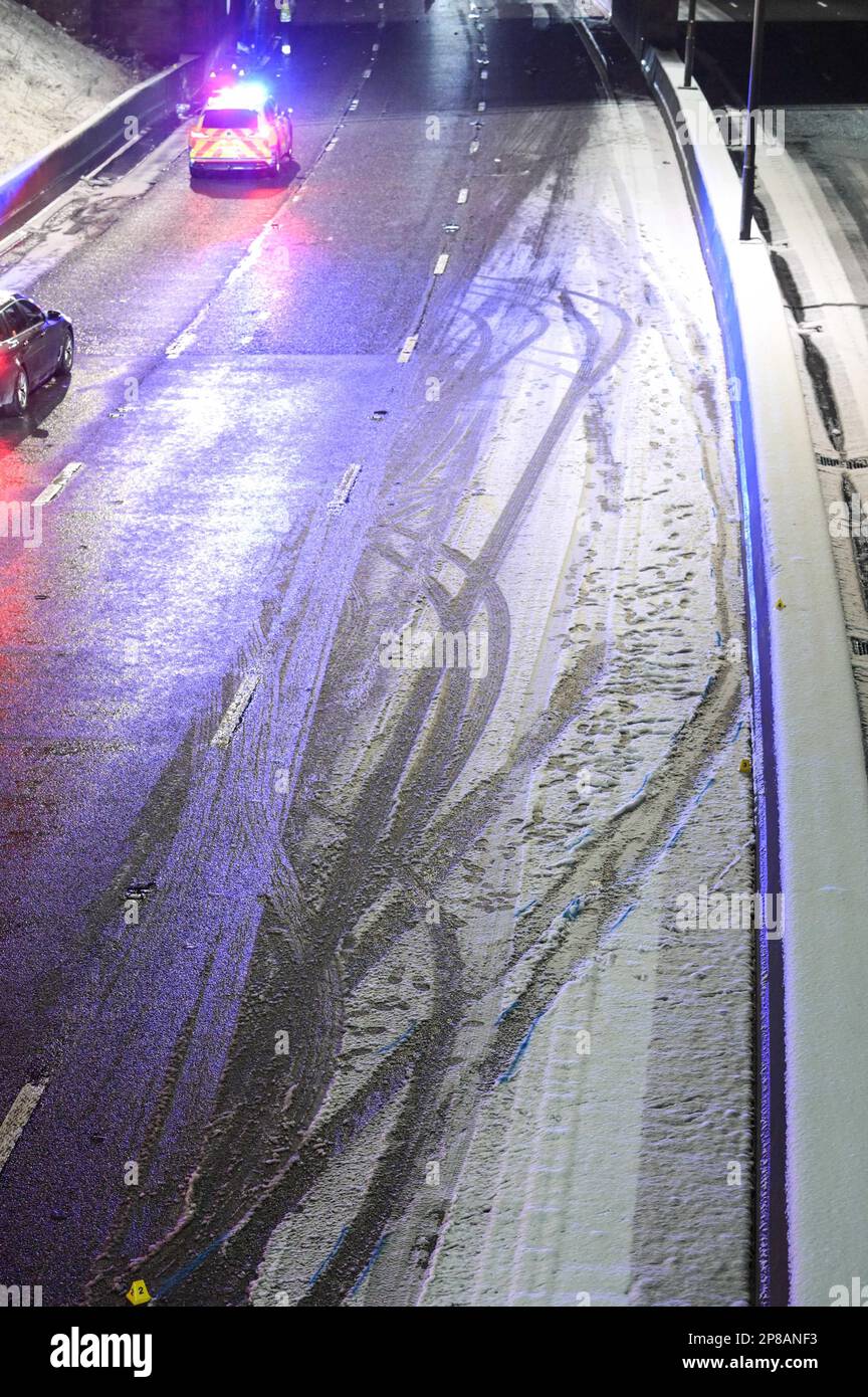 M5 Junction 4 Bromsgrove, 9 mars 2023 - Un homme a reçu des blessures qui ont changé sa vie après qu'un camion a brisé 2 véhicules sur la chaussée nord de l'autoroute M5 entre les jonctions 4 et 3, Bromsgrove et South West Birmingham juste après minuit. La victime de la voiture bleue a été emmenée à l'hôpital où Re reste aujourd'hui. Crédit : arrêtez Press Media/Alamy Live News Banque D'Images