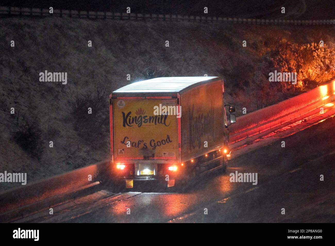 M5 Junction 4 Bromsgrove, 9 mars 2023 - Un homme a reçu des blessures qui ont changé sa vie après qu'un camion a brisé 2 véhicules sur la chaussée nord de l'autoroute M5 entre les jonctions 4 et 3, Bromsgrove et South West Birmingham juste après minuit. La victime de la voiture bleue a été emmenée à l'hôpital où Re reste aujourd'hui. Crédit : arrêtez Press Media/Alamy Live News Banque D'Images