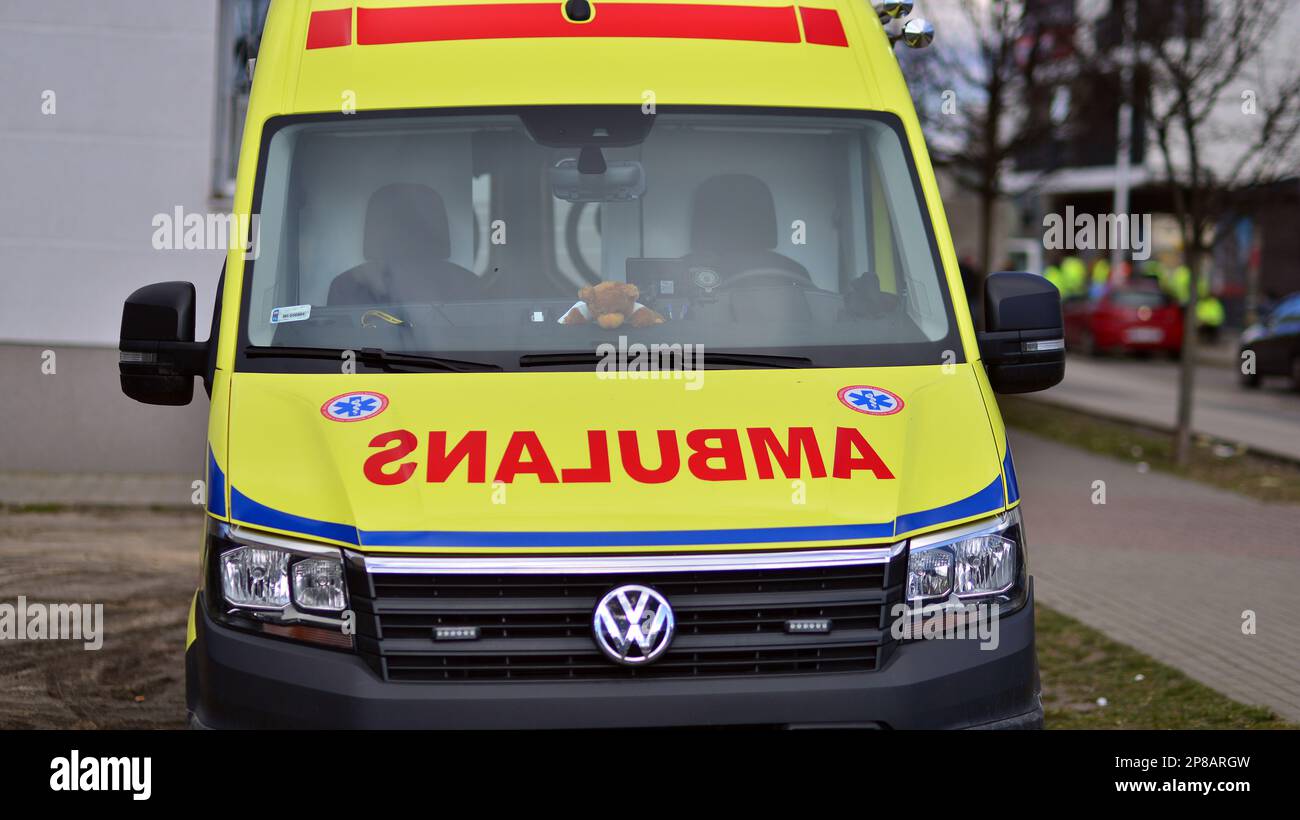 Varsovie, Pologne. 8 mars 2023. Ambulance Volkswagen transporter dans la rue de la ville. Banque D'Images