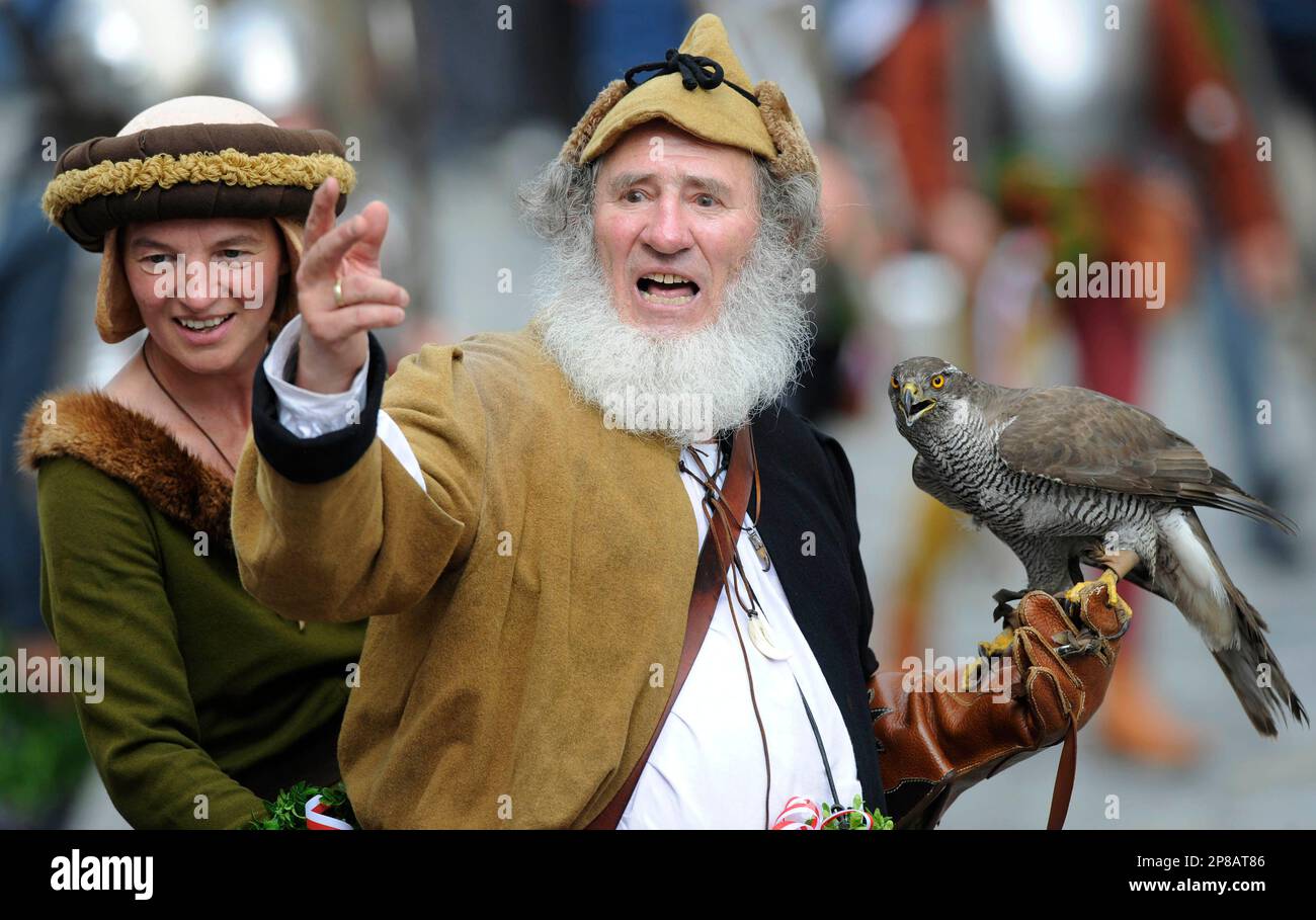 In historischen Gewaendern ziehen am Sonntag, 28. Juni 2009, Teilnehmer