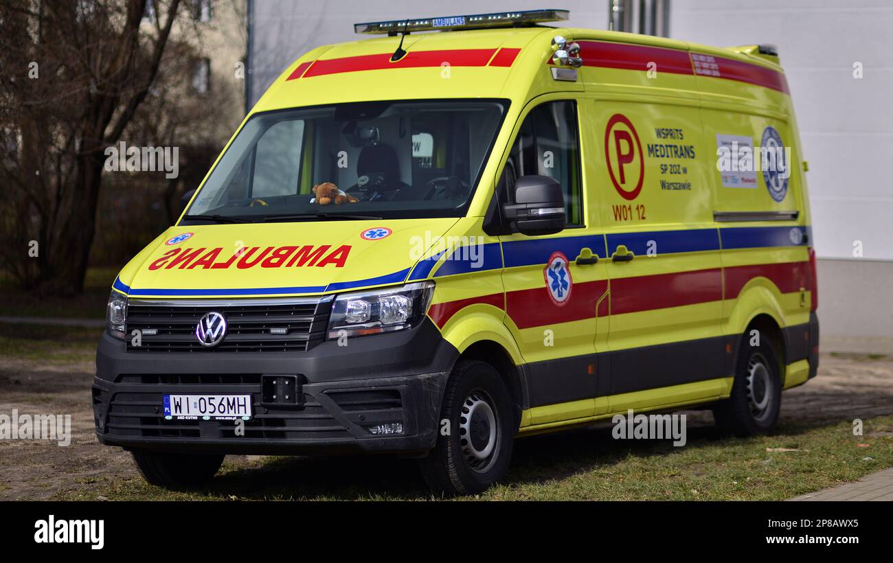 Varsovie, Pologne. 8 mars 2023. Ambulance Volkswagen transporter dans la rue de la ville. Banque D'Images
