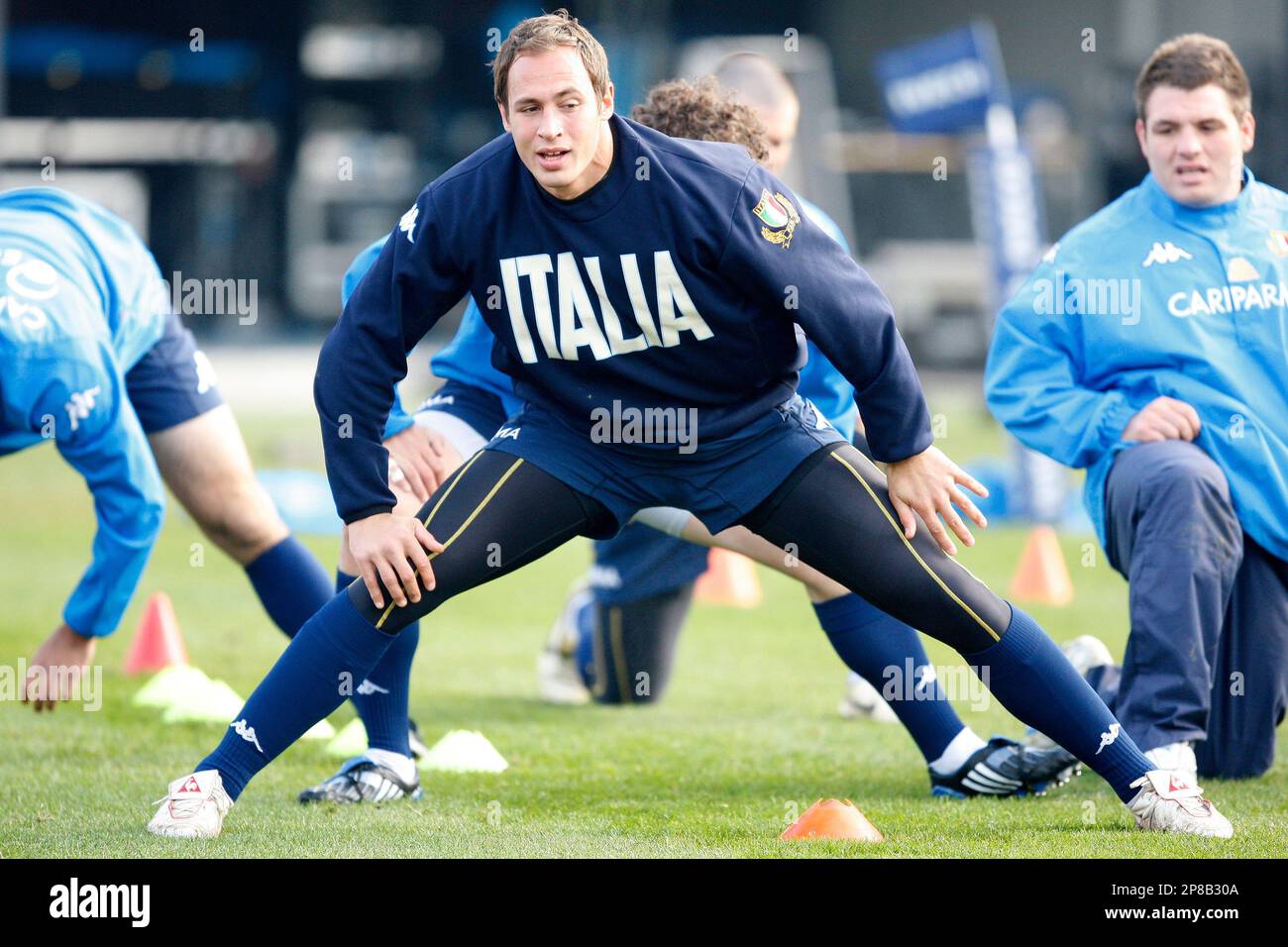 Italy's captain Sergio Parisse stretches during a warm-up at the captains run ahead of the rugby test against New Zealand at AMI Stadium in Christchurch, New Zealand, Friday, June 26, 2009.(AP Photo/NZPA, Wayne Drought) **NEW ZEALAND OUT** Banque D'Images