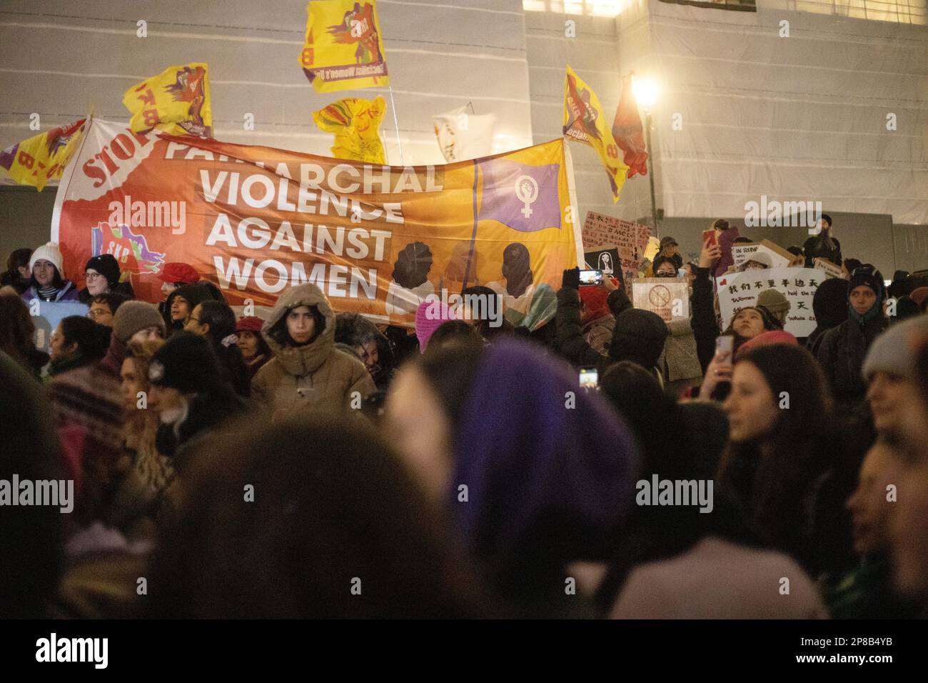 Londres, Royaume-Uni - 8 mars 2023 : une soirée froide et pluvieuse, des femmes de divers milieux, y compris britannique, française, iranienne, turque, Chinois, mexicain, afghan et de nombreuses autres nationalités et groupes se sont réunis à Trafalgar Square pour marquer la Journée internationale de la femme. Credit: Sinai Noor / Alamy Live News Banque D'Images