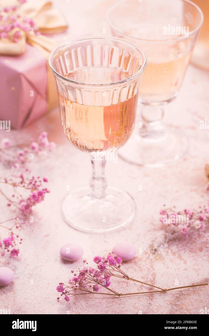 Vin mousseux rose, macarons français et boîte de chocolats pour la Saint-Valentin, le jour de la mère ou l'anniversaire Banque D'Images