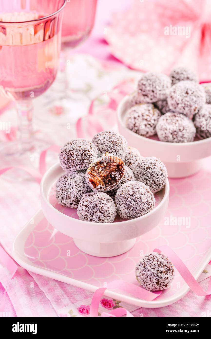 Boules de protéines énergétiques à ingrédients sains, faites avec des dattes, du beurre d'arachide, des graines de lin et de chia, de l'avoine, des amandes et des gouttes de chocolat Banque D'Images