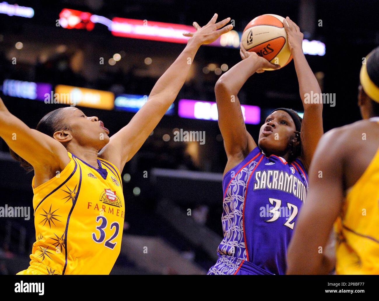 Sacramento Monarchs' DeMya Walker, right, puts up a shot as Los Angeles Sparks' Tina Thompson defends during the first half of a WNBA basketball game, Sunday, June 21, 2009, in Los Angeles. (AP Photo/Mark J. Terrill) Banque D'Images