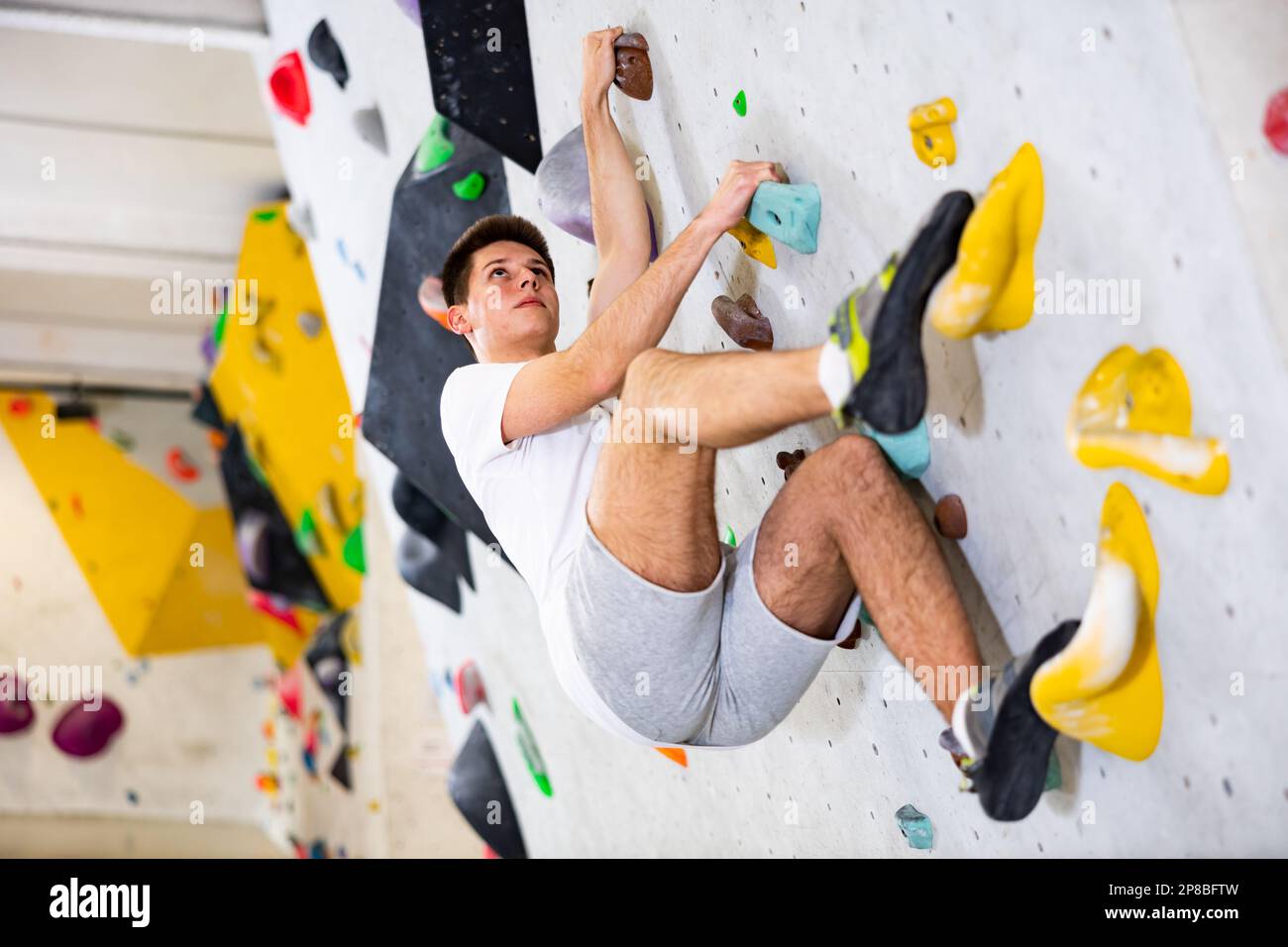 Entraînement d'homme à la salle de gym de bloc sans équipement spécial d' escalade Photo Stock - Alamy