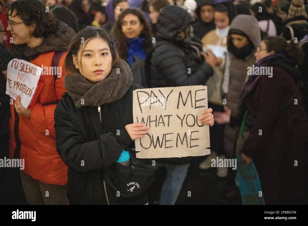 Londres, Royaume-Uni - 8 mars 2023 : une soirée froide et pluvieuse, des femmes de divers milieux, y compris britannique, française, iranienne, turque, Chinois, mexicain, afghan et de nombreuses autres nationalités et groupes se sont réunis à Trafalgar Square pour marquer la Journée internationale de la femme. Credit: Sinai Noor / Alamy Live News Banque D'Images