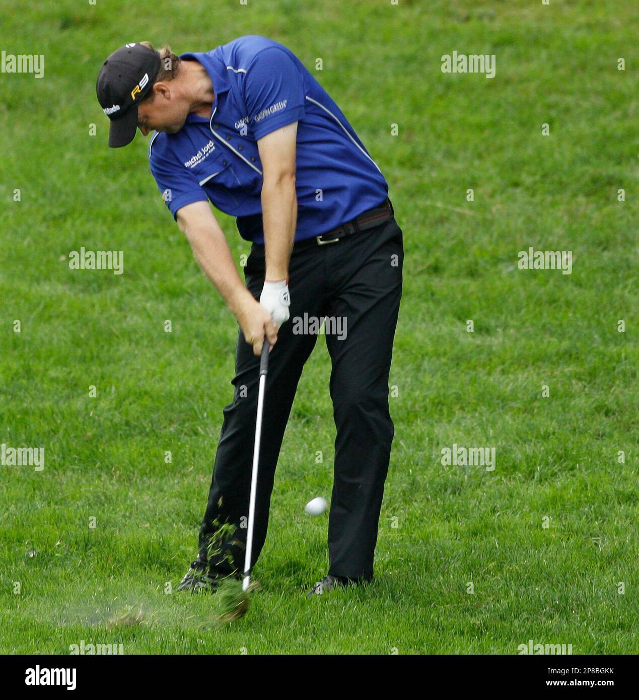 Peter Hanson, of Sweden, hits out of the rough off the second fairway during the third round of the U.S. Open Golf Championship at Bethpage State Park's Black Course in Farmingdale, N.Y., Sunday, June 21, 2009. (AP Photo/Morry Gash) Banque D'Images