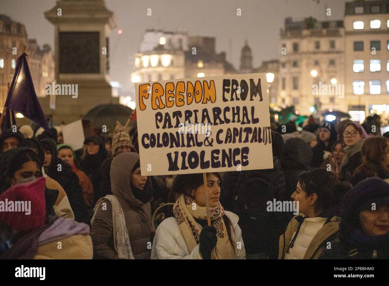 Londres, Royaume-Uni - 8 mars 2023 : une soirée froide et pluvieuse, des femmes de divers milieux, y compris britannique, française, iranienne, turque, Chinois, mexicain, afghan et de nombreuses autres nationalités et groupes se sont réunis à Trafalgar Square pour marquer la Journée internationale de la femme. Credit: Sinai Noor / Alamy Live News Banque D'Images