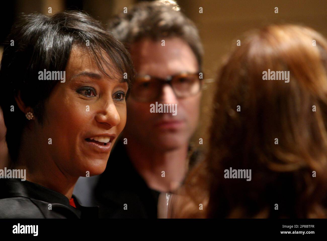 White House social secretary Desiree Rogers, left, talks with actress Dana Delany, right, as actor and Creative Coalition co-president Tim Daly, center, looks on as at their annual membership meeting in New York Thursday June 18, 2009. (AP Photo/David Goldman) Banque D'Images