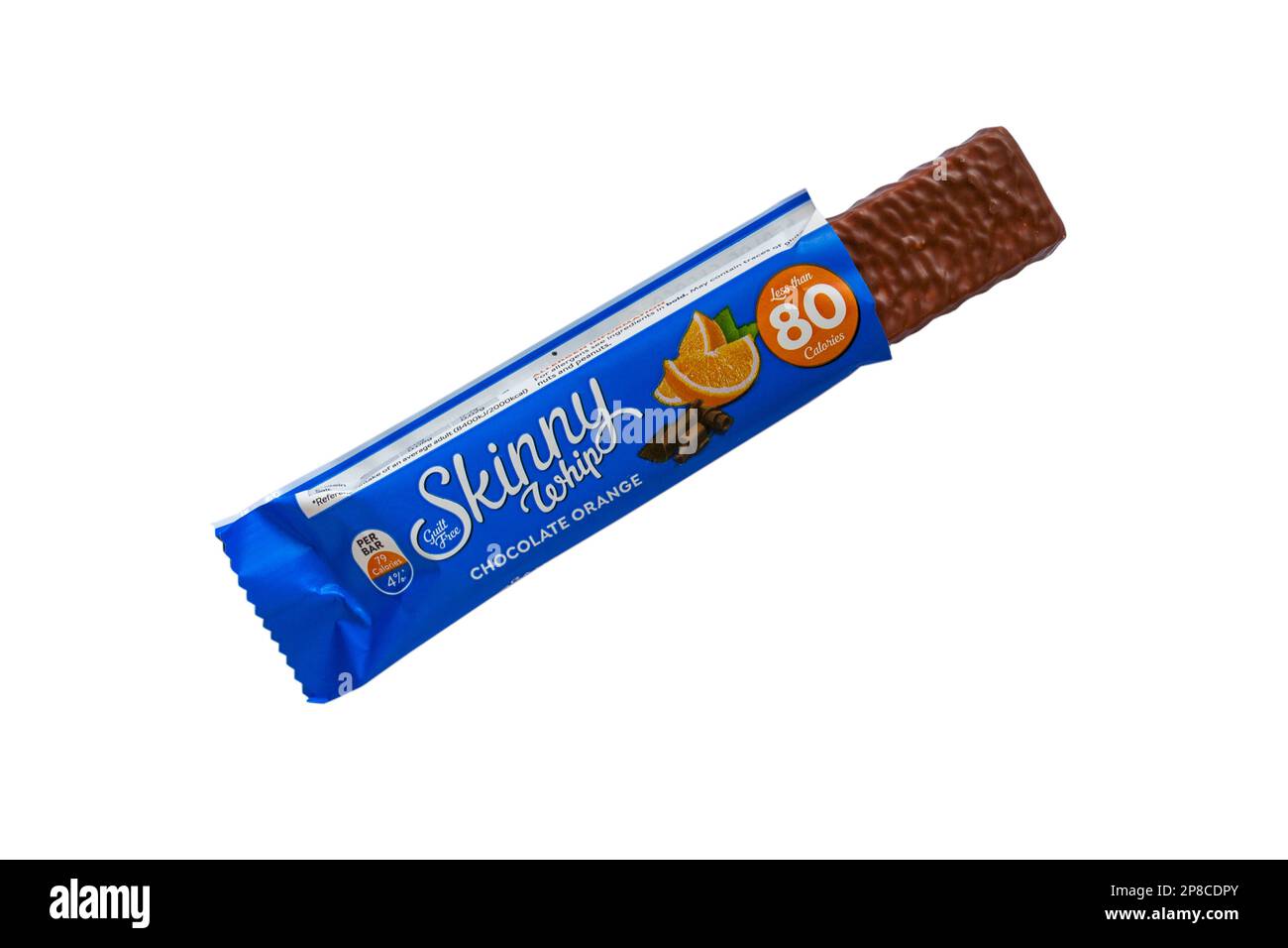 Sans culpabilité Skinny whip chocolat orange snack bar haut en fibres moins de 80 calories ouvert pour montrer le contenu isolé sur fond blanc Banque D'Images