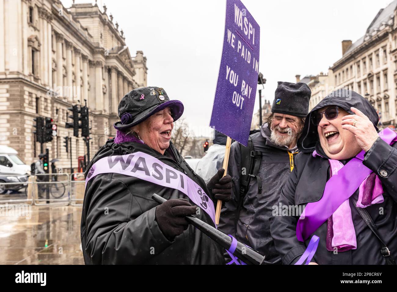 Westminster, Londres, Royaume-Uni, 8 mars 2023. Trois amis rient à la manifestation de Waspi à l'occasion de la Journée internationale de la femme sur la place du Parlement, à Westminste Banque D'Images