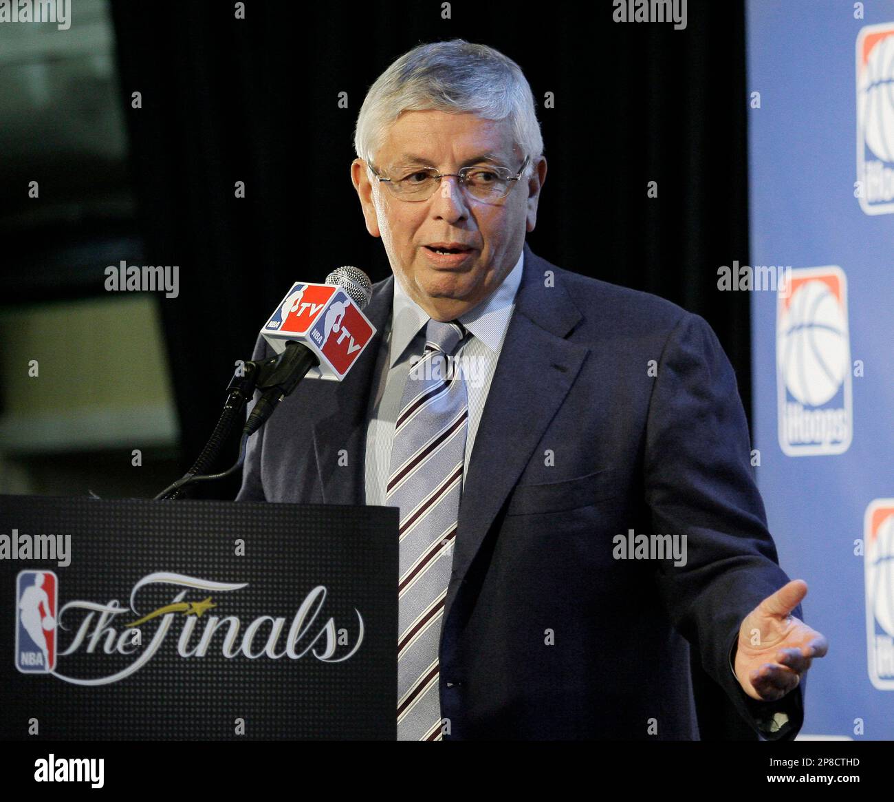 NBA Commissioner David Stern gestures during a news conference before Game 3 of the NBA basketball finals between the Los Angeles Lakers and Orlando Magic Tuesday, June 9, 2009, in Orlando, Fla. (AP Photo/David J. Phillip) Banque D'Images