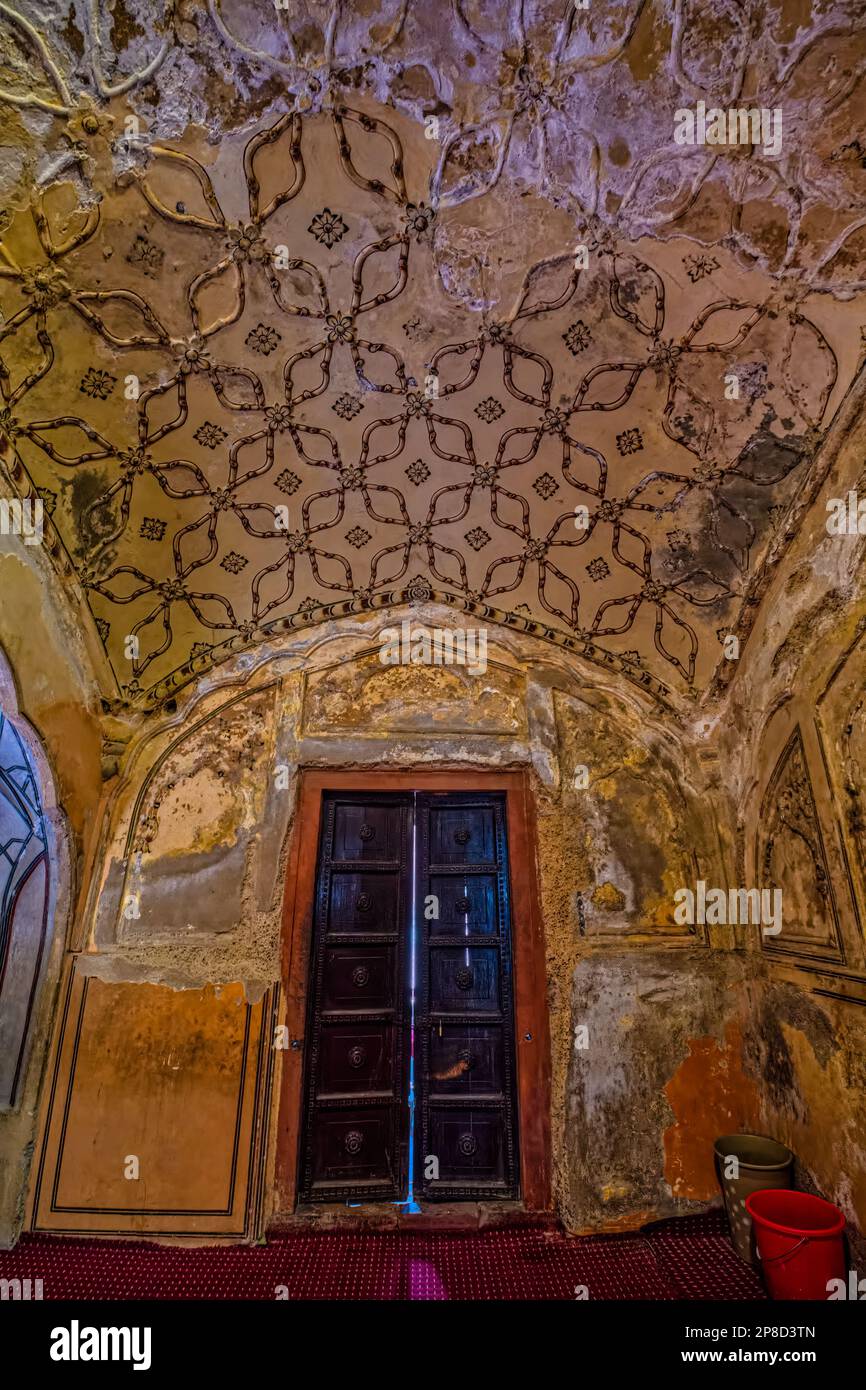 Une grande porte d'entrée et une mosquée sont placées au-dessus de la base, qui s'élève lors d'un vol en 22 étapes à l'entrée principale de la mosquée. La porte elle-même conta Banque D'Images