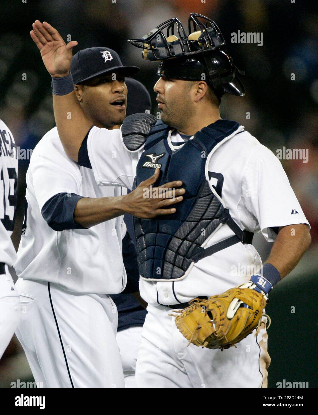 Detroit Tigers pitcher Edwin Jackson, left, and catcher Gerald Laird celebrate the Tigers 2-1 win over the Los Angeles Angels in a baseball game Saturday, June 6, 2009 in Detroit. Jackson pitched the second complete game of his career to earn his sixth win of the season. (AP Photo/Duane Burleson) Banque D'Images