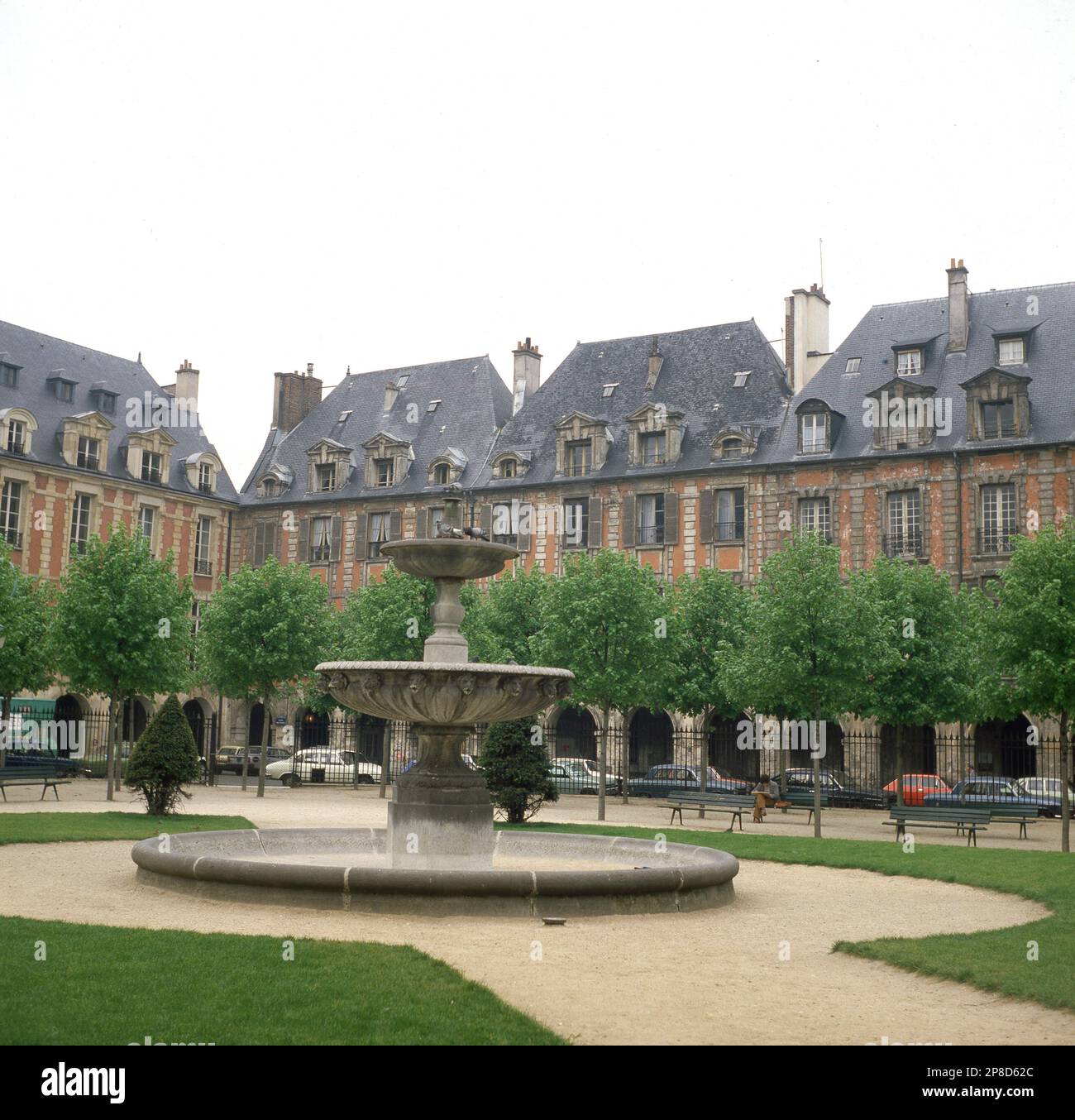 Vers la fin de 1960s, historique, vue sur la place des Vosges, Paris, France, connue à l'origine sous le nom de place Royale. La plus ancienne place planifiée de la ville, l'un de ses habitants remarquables était Victor Hugo, le célèbre auteur des Miserables et le Hunchback de notre-Dame. Banque D'Images