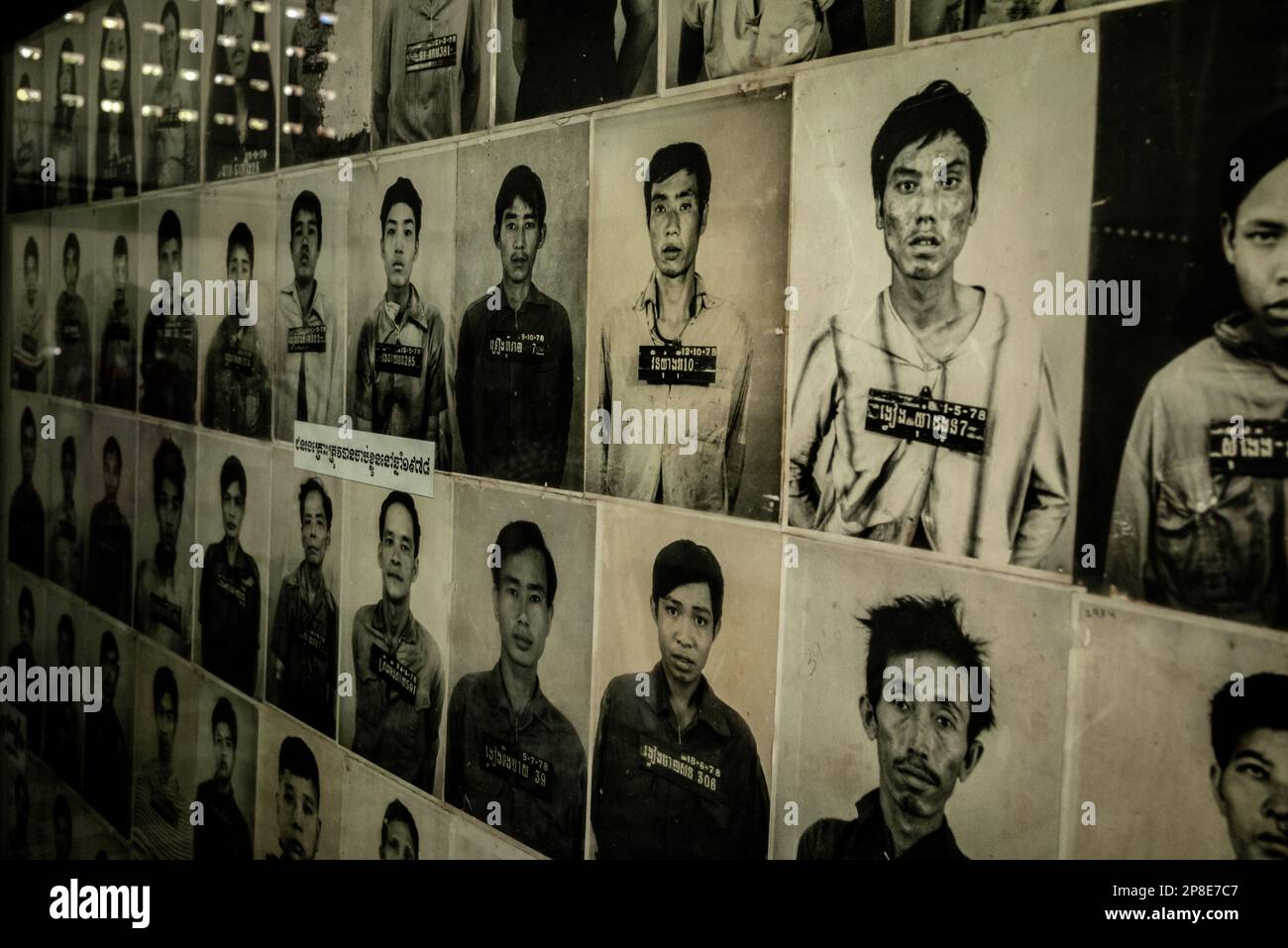 Portraits de prisonniers pris avant leur assassinat par les Khmers rouges au musée de la torture et du génocide de Tuol Sleng ou S-21 à Phnom Penh, au Cambodge Banque D'Images