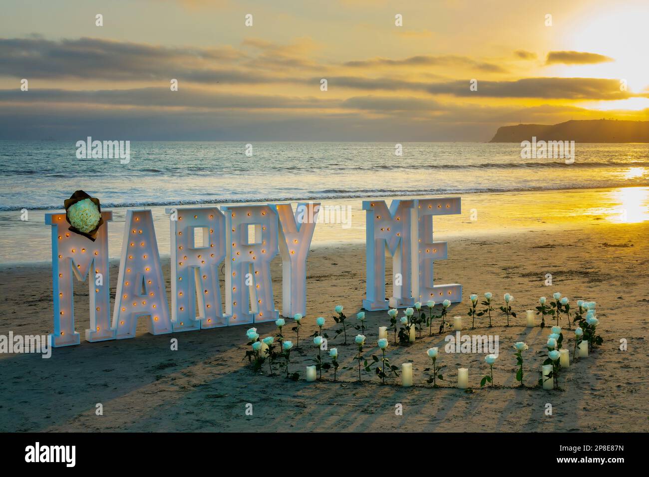Me marier, proposition romantique sur la plage au coucher du soleil sur l'île de Coronado, San Diego, Californie Banque D'Images