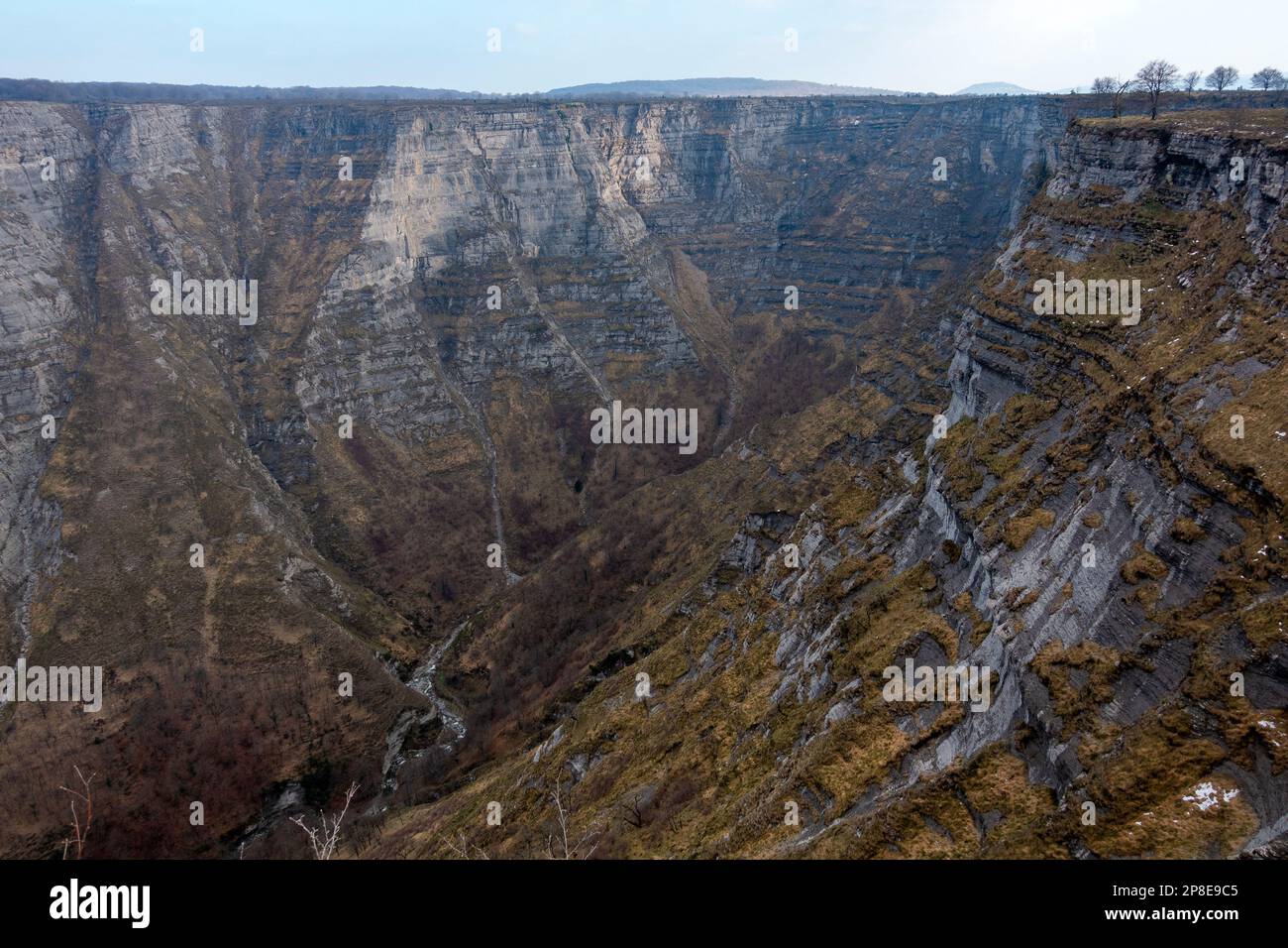 Vue à travers la vallée de Delica vu du point de vue de la cascade Nervión. Le canyon de la rivière Nervión, Alava, Espagne Banque D'Images