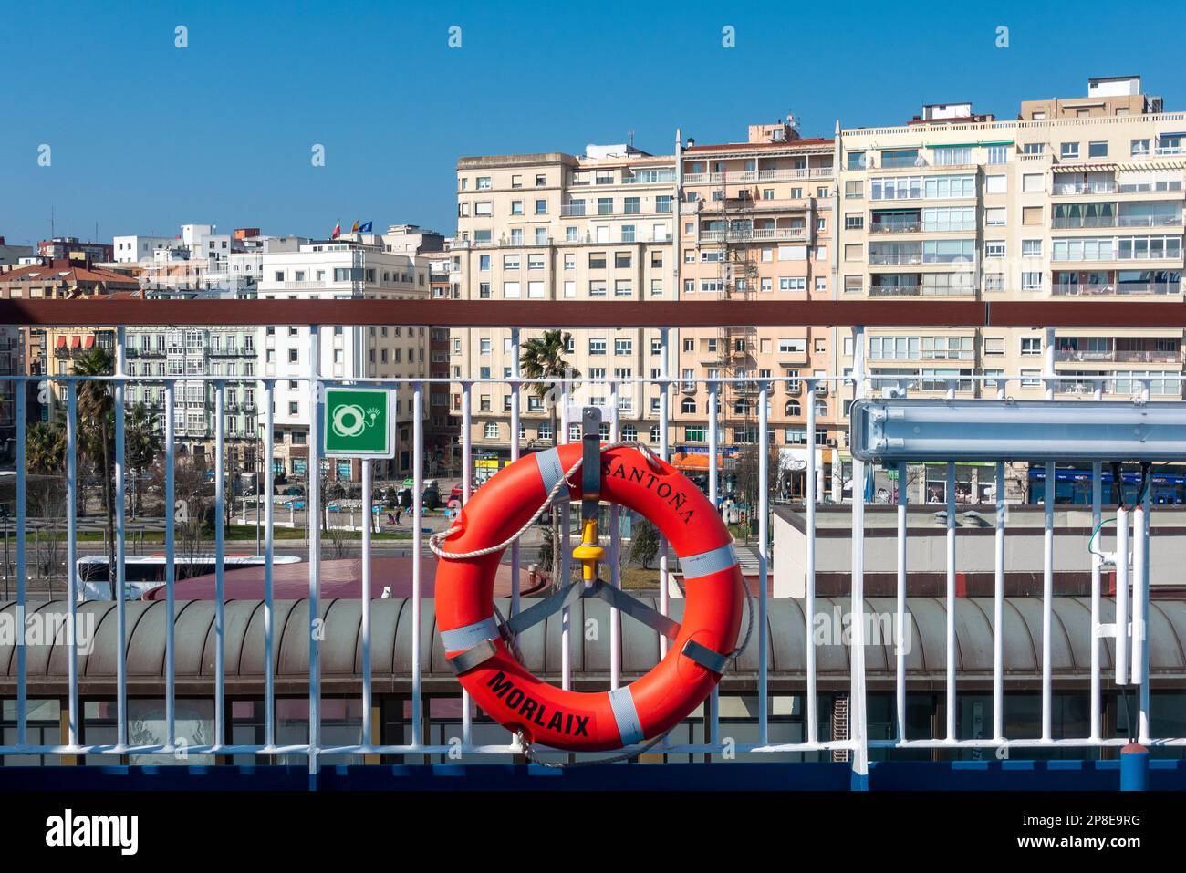 Vue sur les façades de bâtiments du port de Santander, Cantabrie, Espagne Banque D'Images