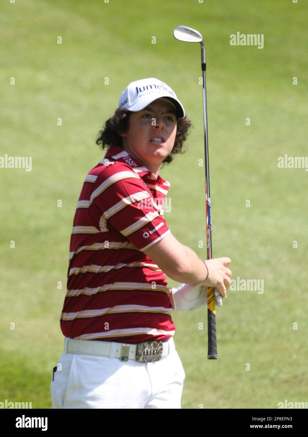 Northern Ireland's Rory McIlroy watches his 2nd shot on the 1st hole during the final round of the BMW PGA Championship at the Wentworth Club, Virginia Water, England, Sunday May 24, 2009. (AP Photo/Tom Hevezi) Banque D'Images